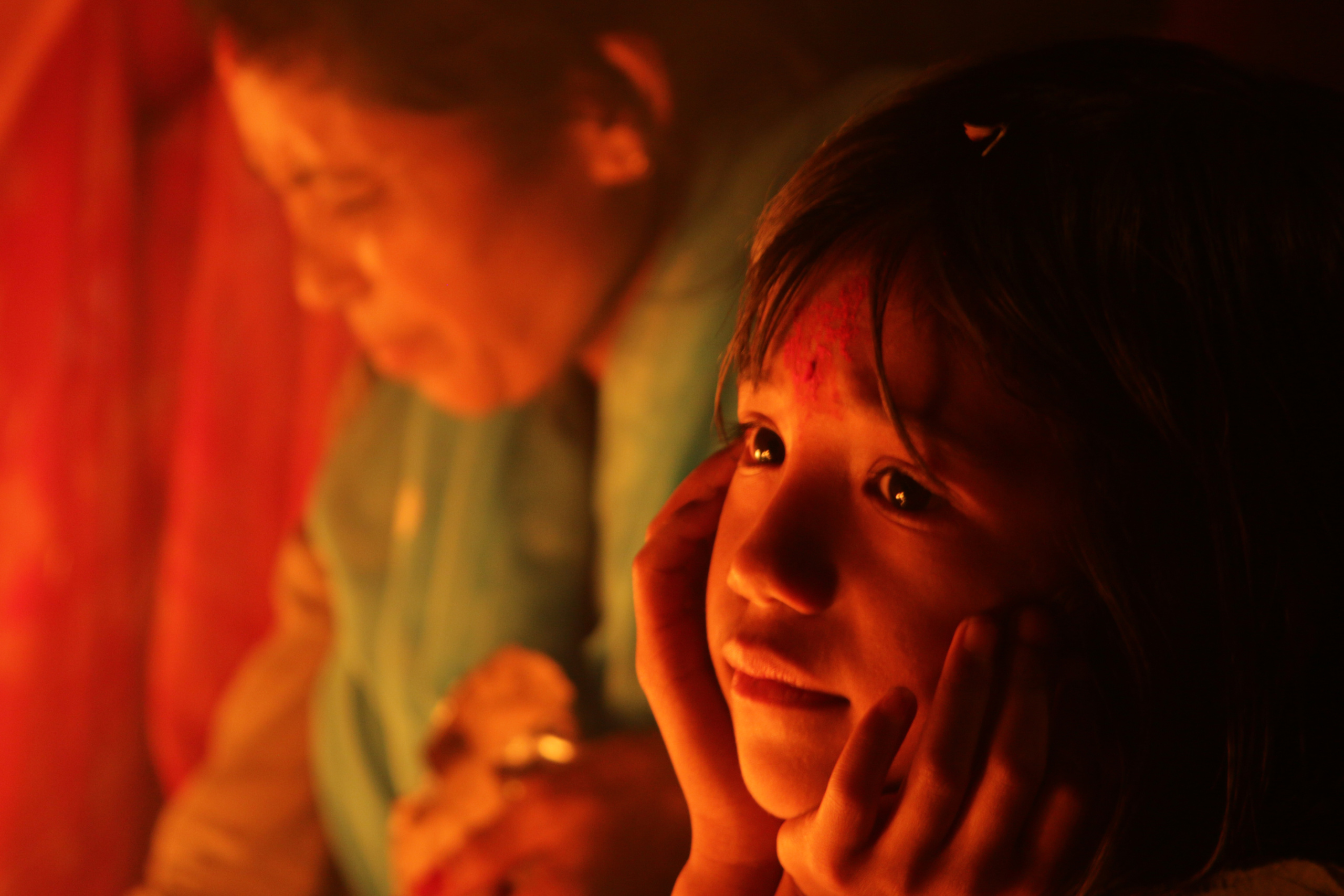 Nepalilainen lapsi haaveilee tulevaisuudesta. Päivätyökeräys auttaa.