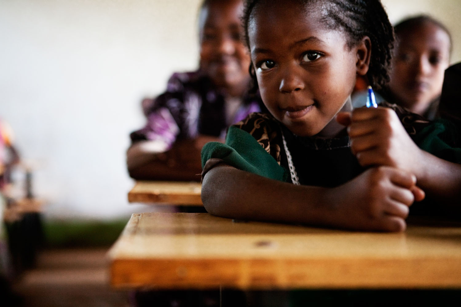 Etiopialainen koulutyttö istuu luokassa kynä kädessä. Merkkipäivälahjoitus tukee lapsen oikeutta koulutukseen.