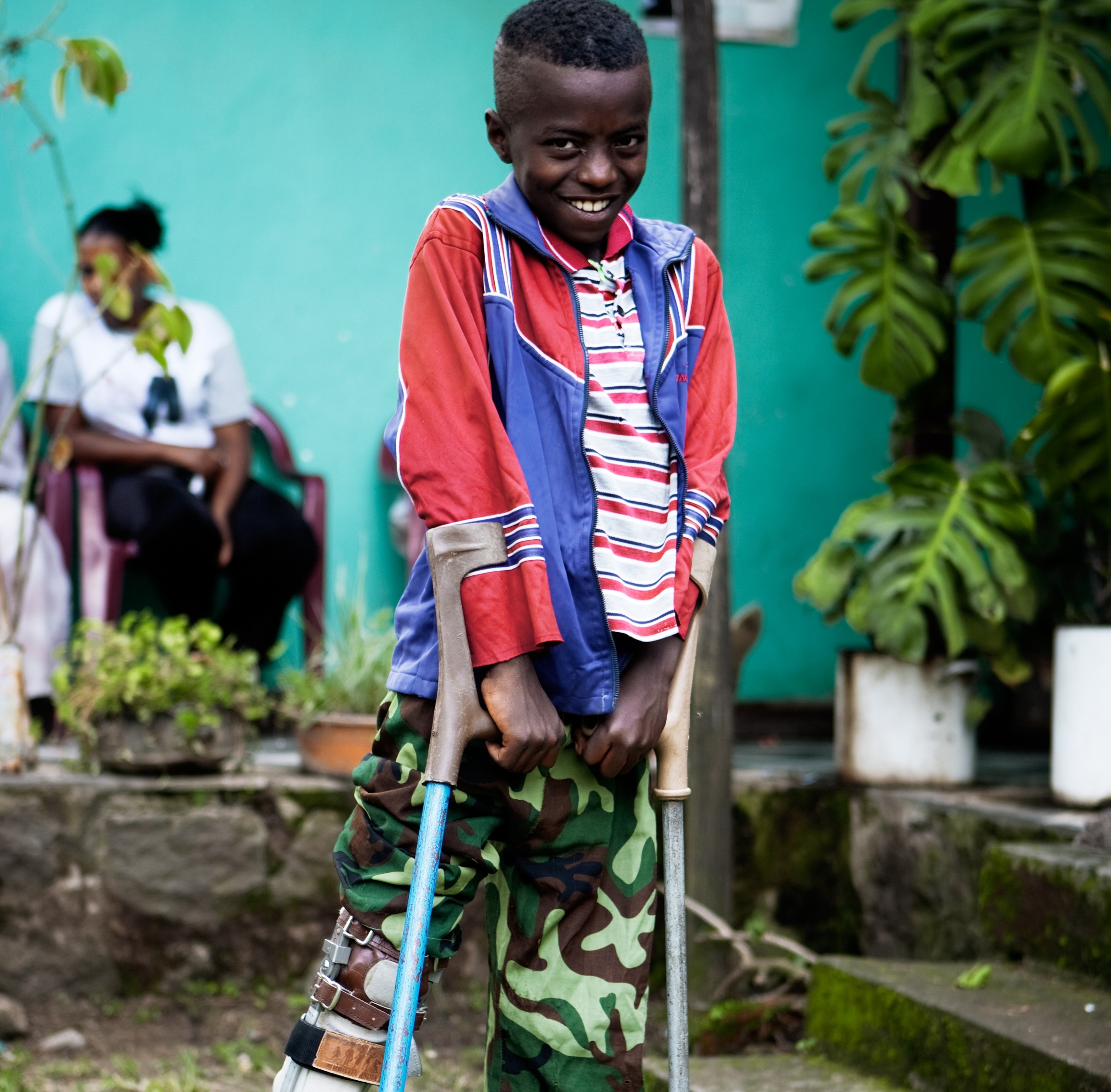 Hymyilevä etiopialainen liikuntavammainen poika