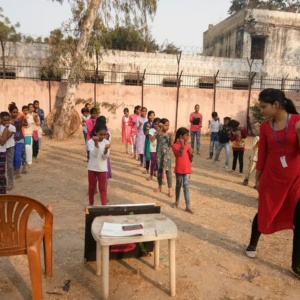 Tyttöjä itsepuolustuskurssilla Intiassa.