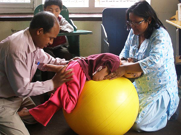 Nepalilainen vammainen lapsi toimintaterapiassa. Tue Nepalin vammaisia lapsia!