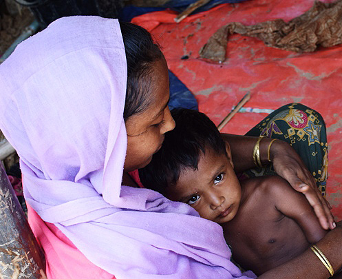 Äiti poikansa kanssa Bangladeshissa.