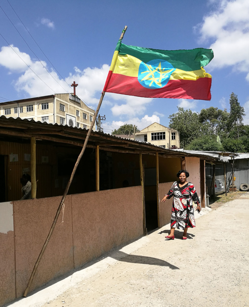 Nainen seisoo Etiopian lipun alla
