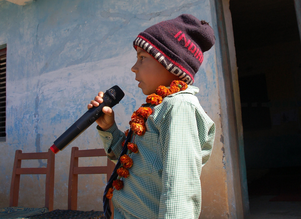 Nepalilainen koululainen puhuu mikrofoniin
