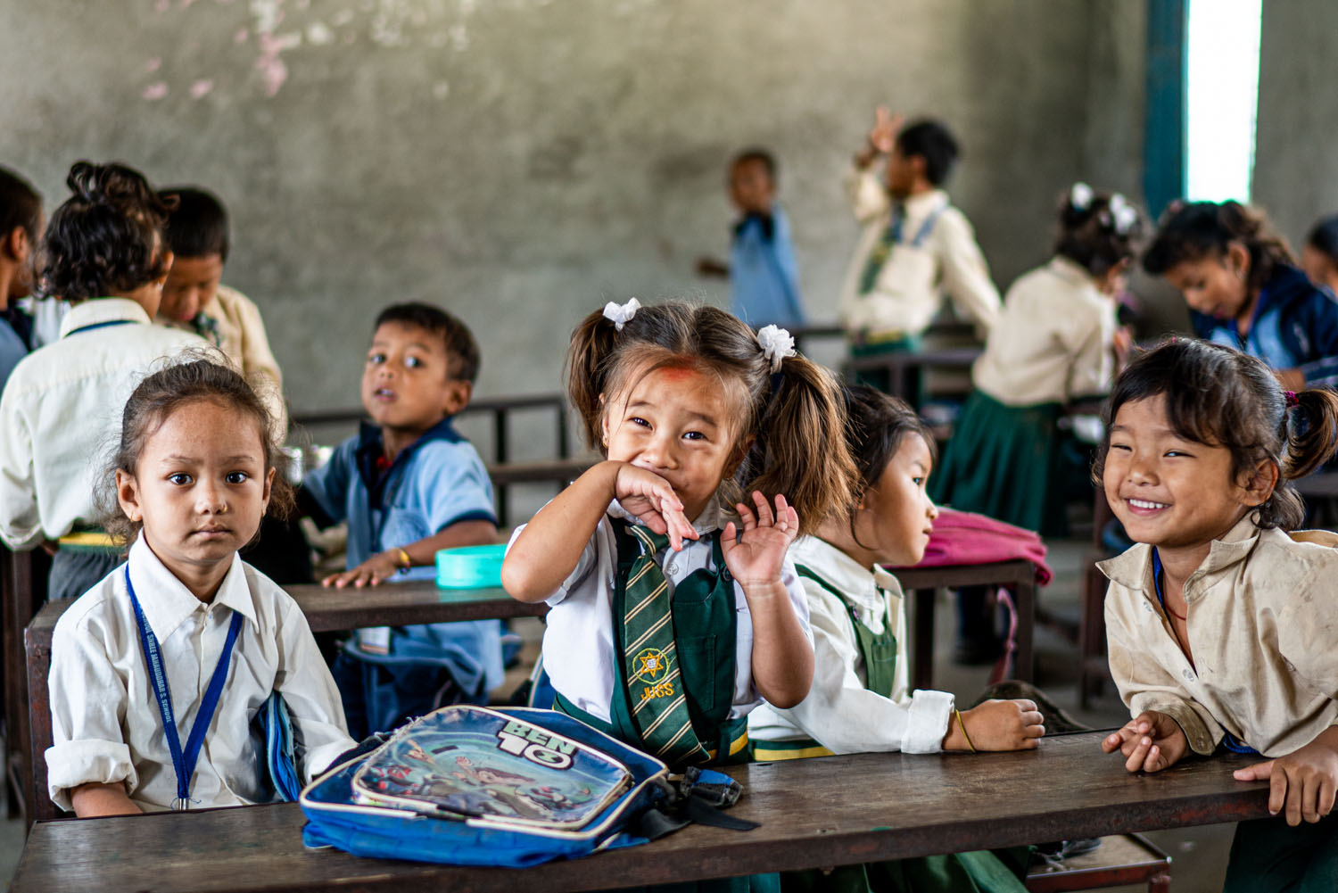 Lapsia koulussa Nepalissa. Kysymyksiä kummiudesta.