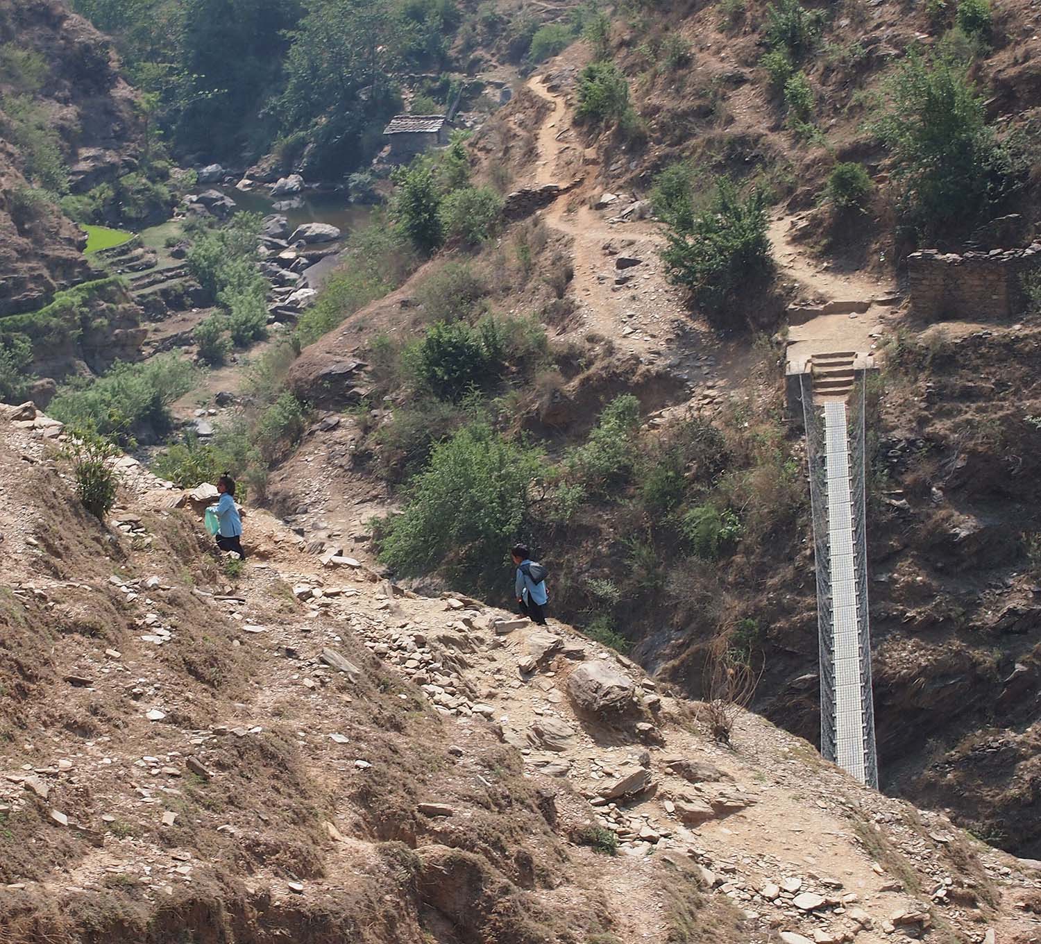 Lapset koulumatkalla jyrkässä rinteessä Nepalissa.