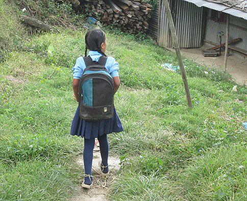 Nepalilainen lapsi matkalla kouluun.