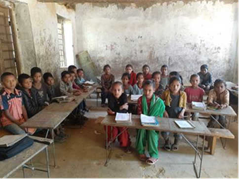 Nepalilaisia lapsia koulutunnilla.