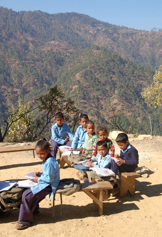 Nepalilaisia lapsia tekemässä läksyjä.