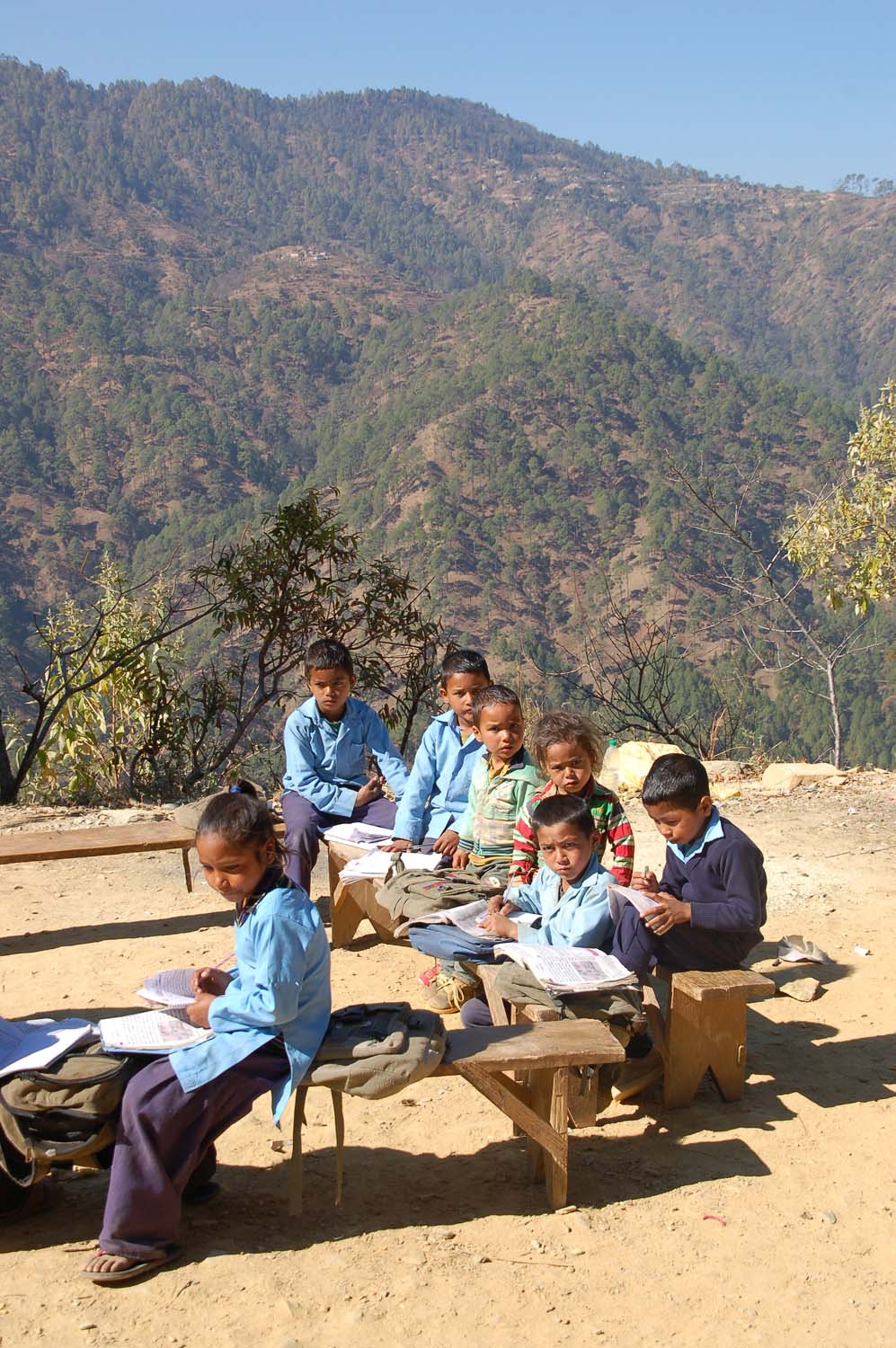 Nepalilaisia lapsia tekemässä läksyjä.