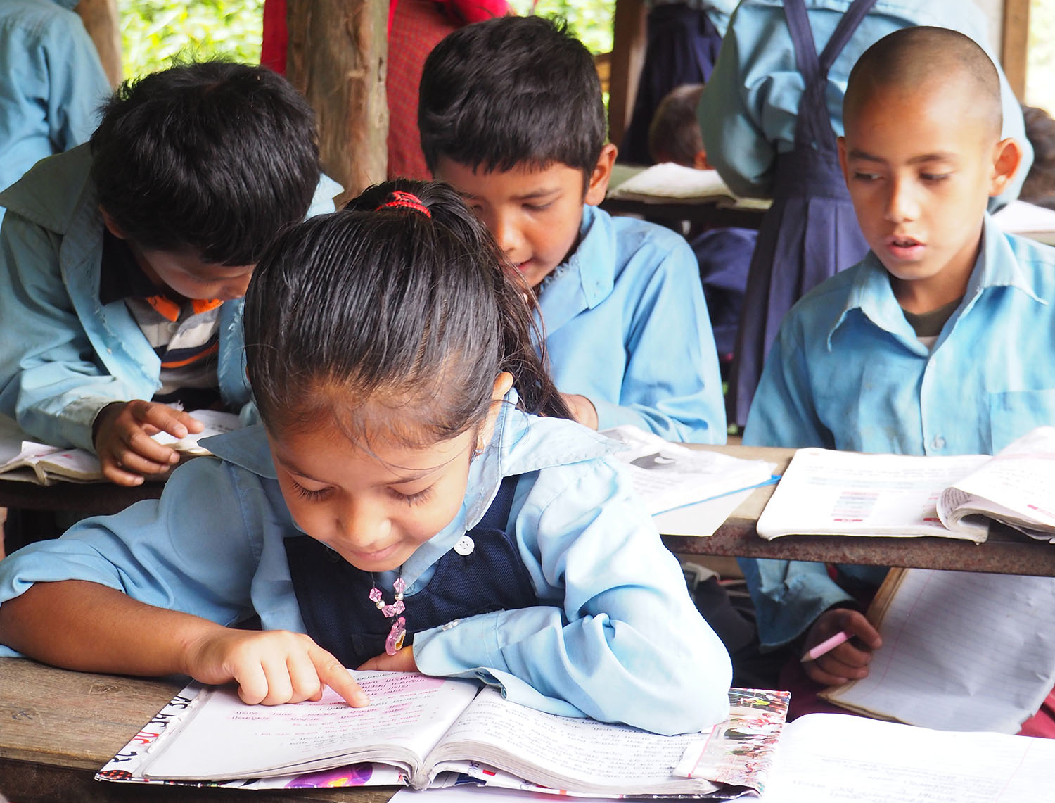 Lapsia opiskelemassa Nepalissa koulussa.