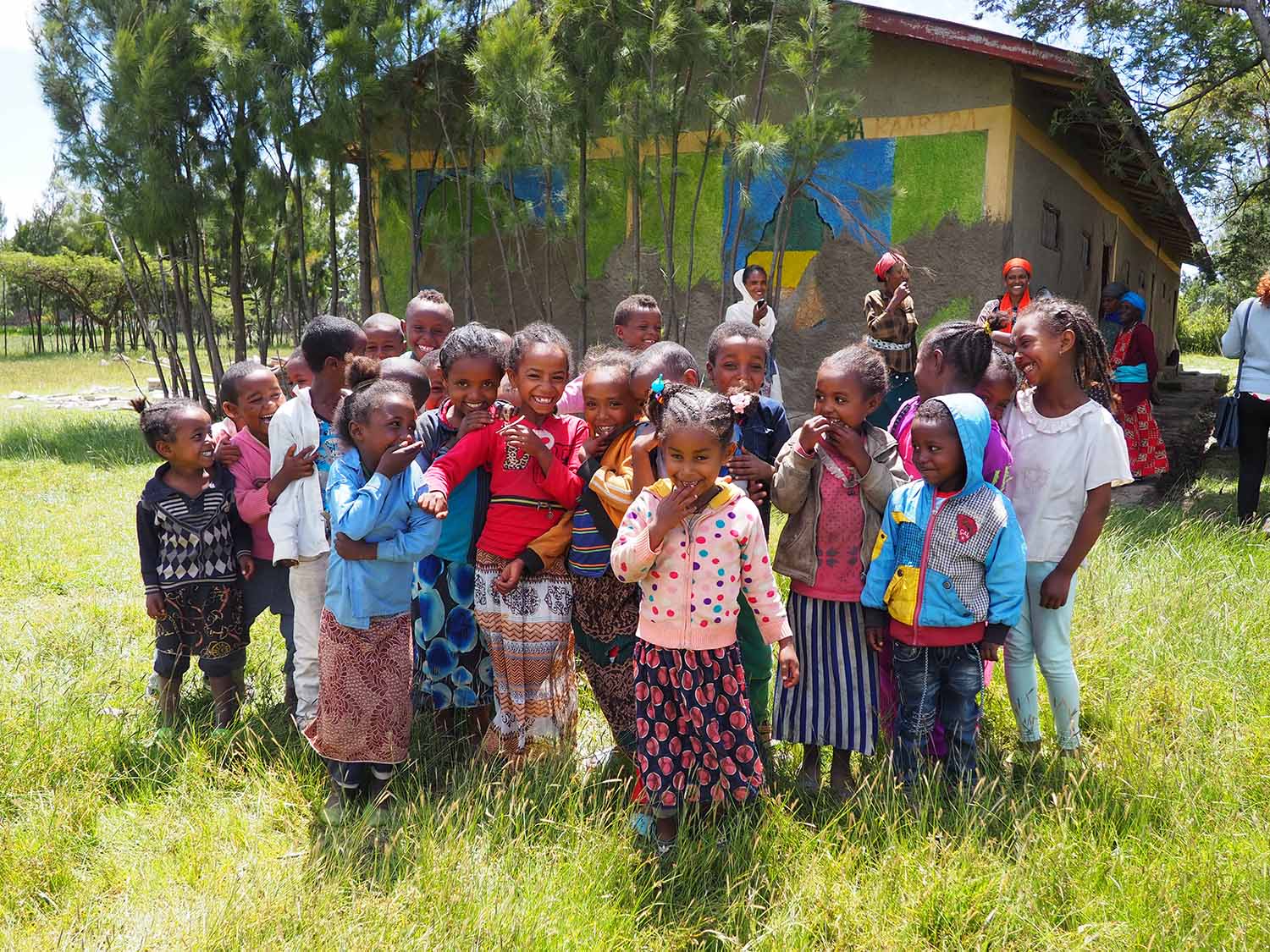 Joukko etiopialaisia lapsia päiväkodin edessä.