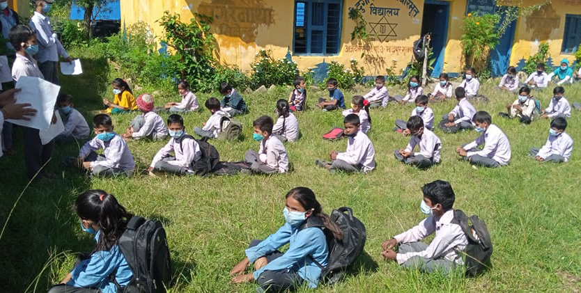 Nepalilaisia koululaisia koulun pihalla.