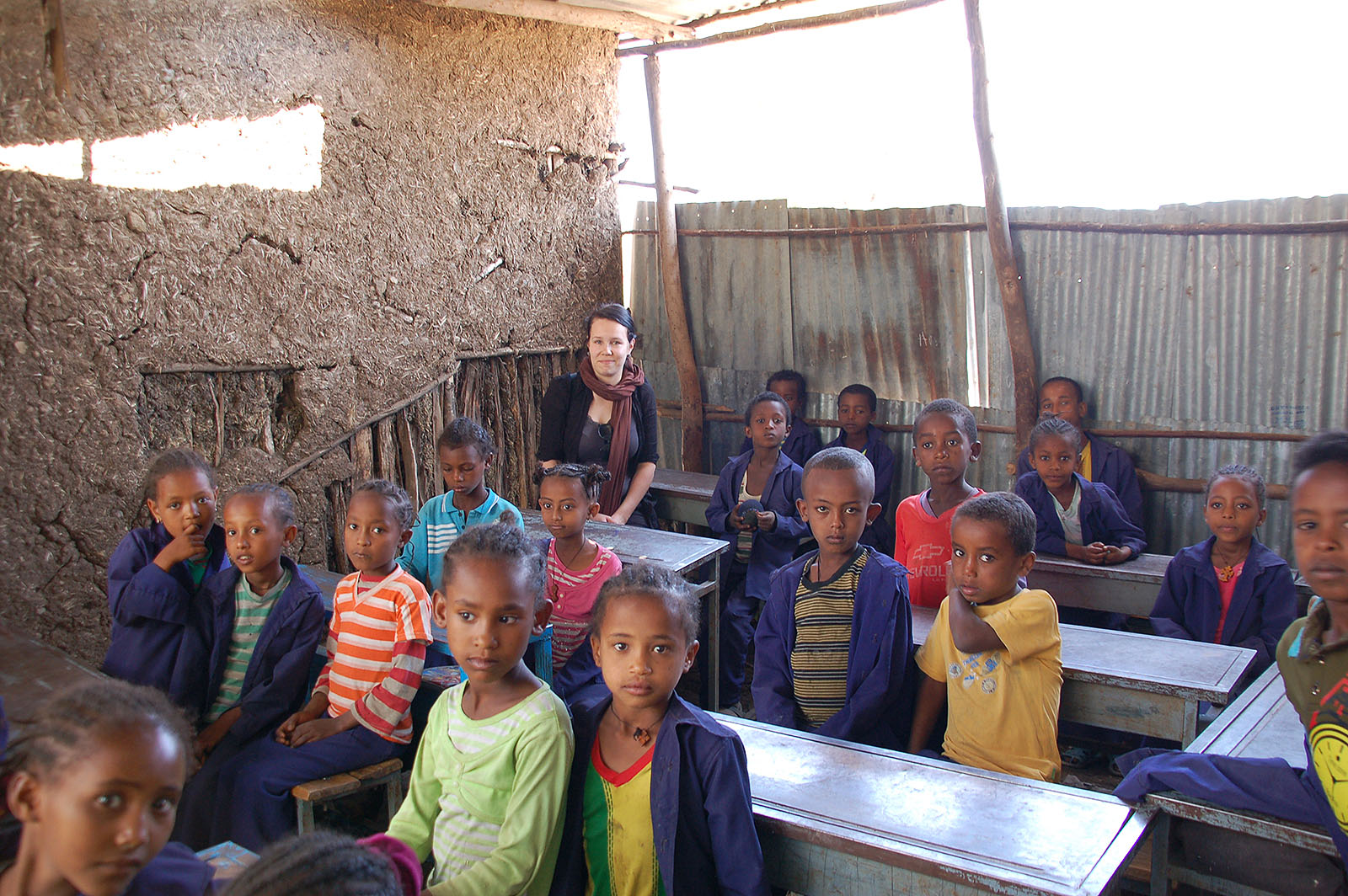 Nainen istuu etiopialaisen luokan takana