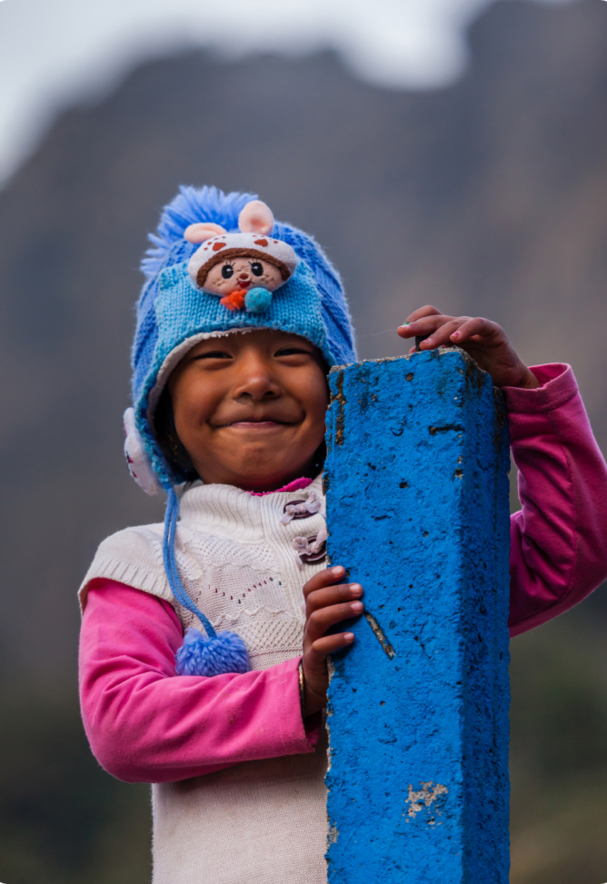 nepalilainen lapsi, jolla on sininen pipo