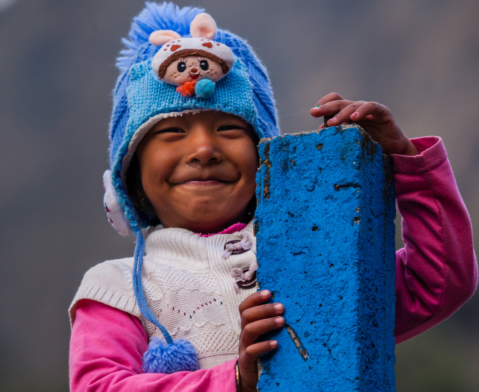 nepalilainen lapsi, jolla on sininen pipo