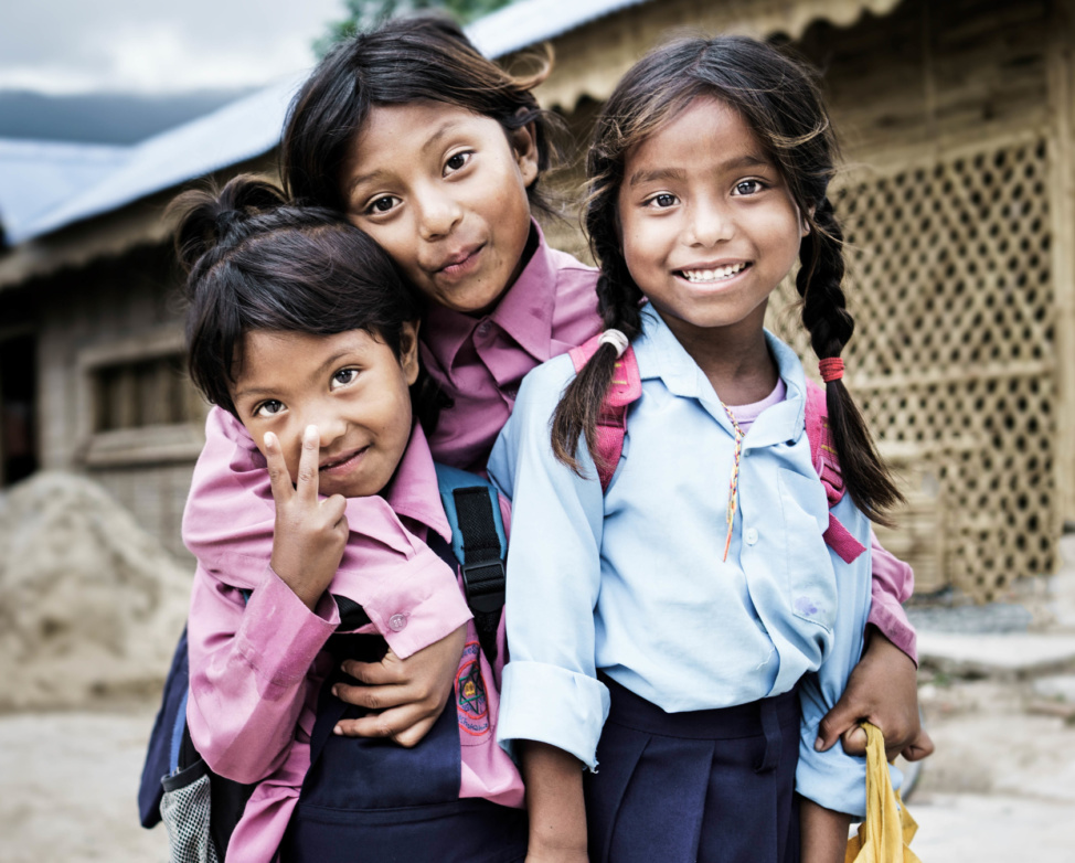 Kummilapsia koulupuvuissa Nepalissa. Nepal on Interpedian kehitysyhteistyön kumppanimaa