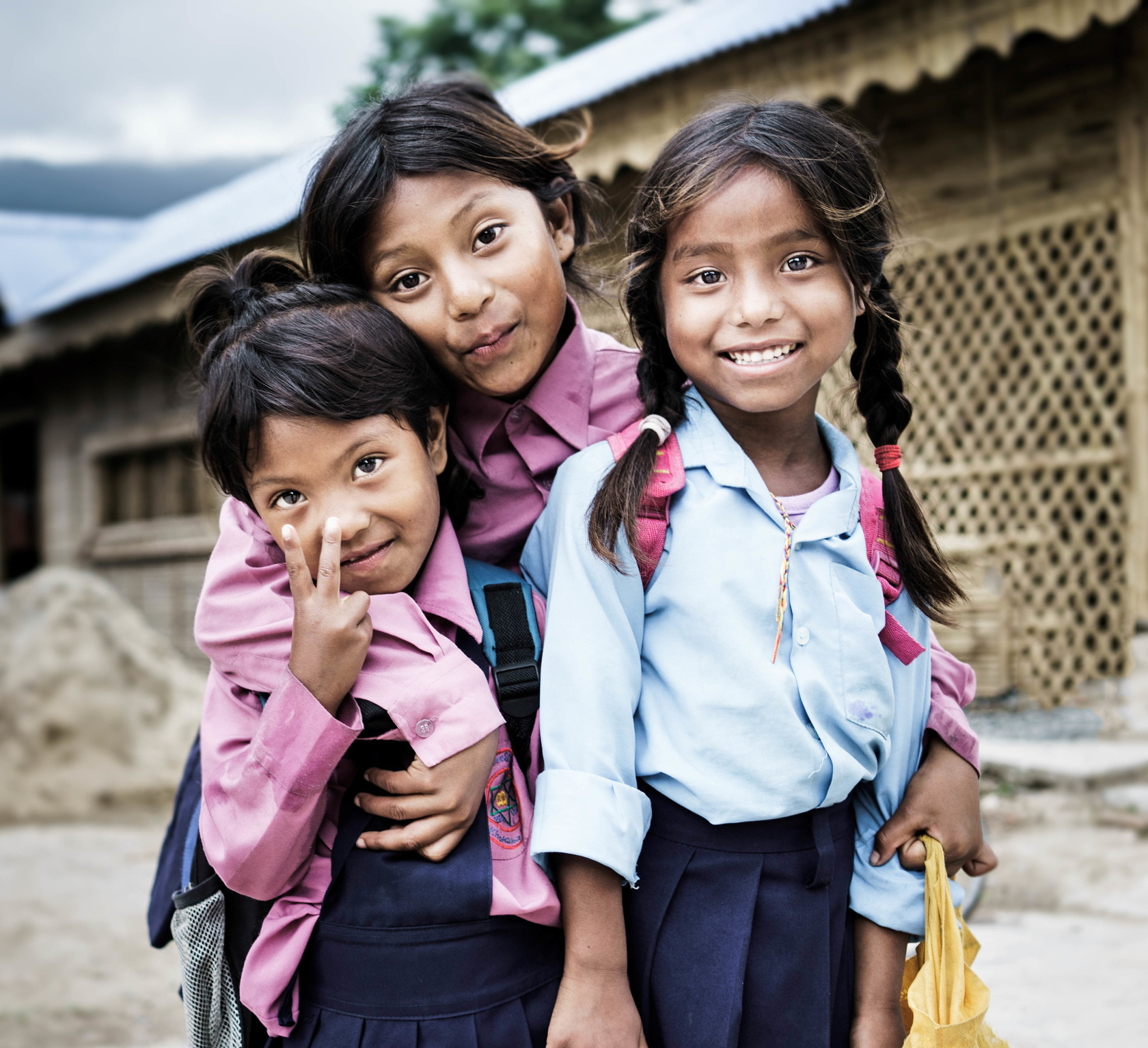Kummilapsia koulupuvuissa Nepalissa. Nepal on Interpedian kehitysyhteistyön kumppanimaa