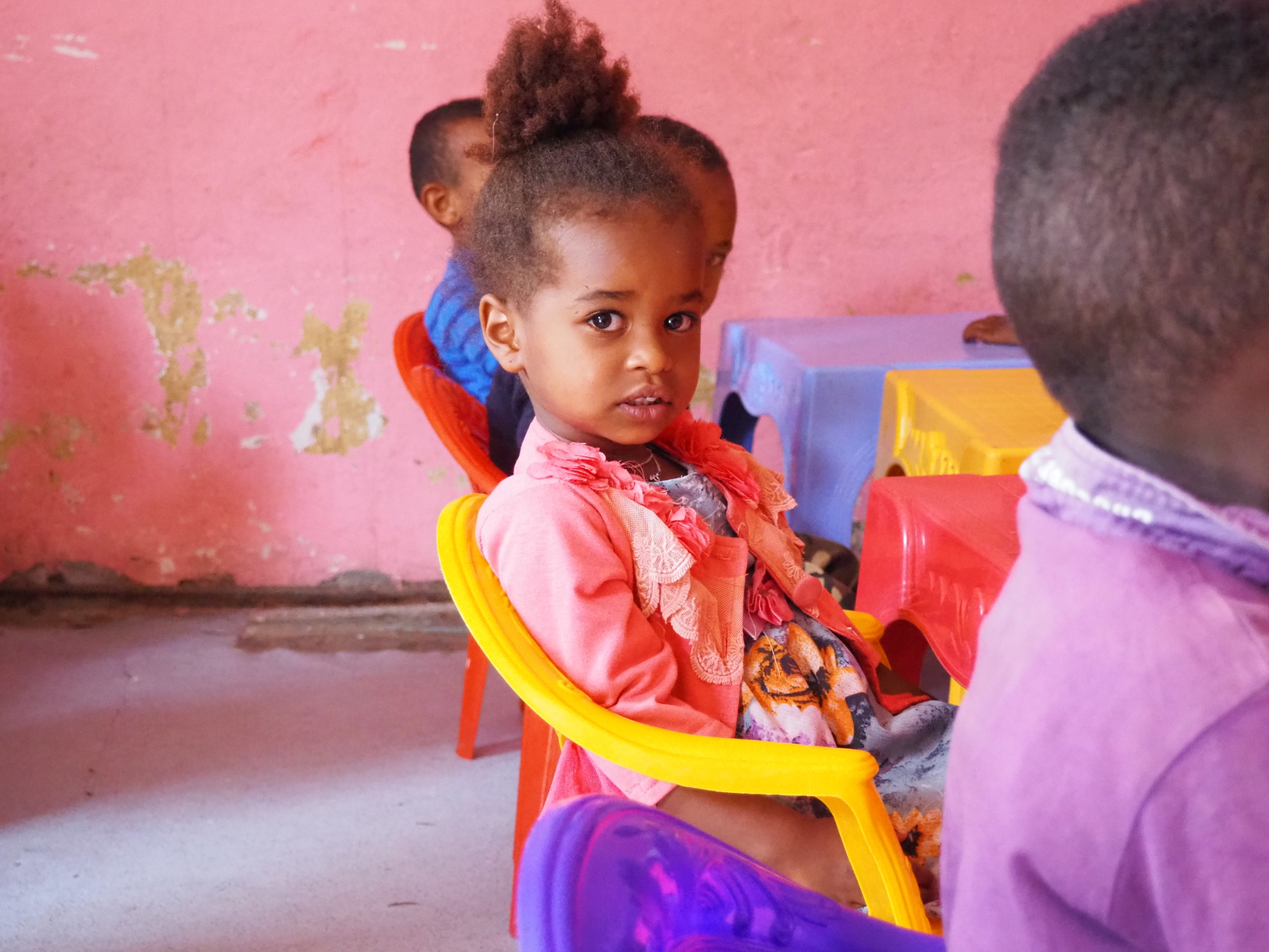 etiopialainen lapsi istuu päiväkodissa pöydän ääressä