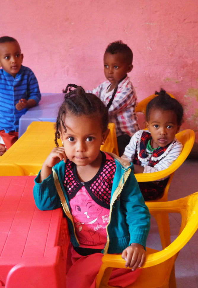 lapsia Maedotin päiväkodissa Etiopiassa
