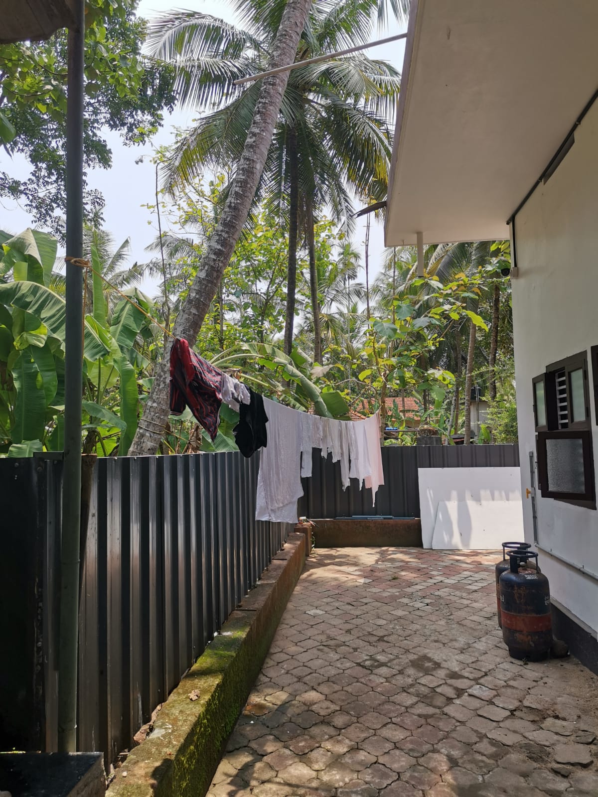 pyykkejä narulla Intian Keralassa