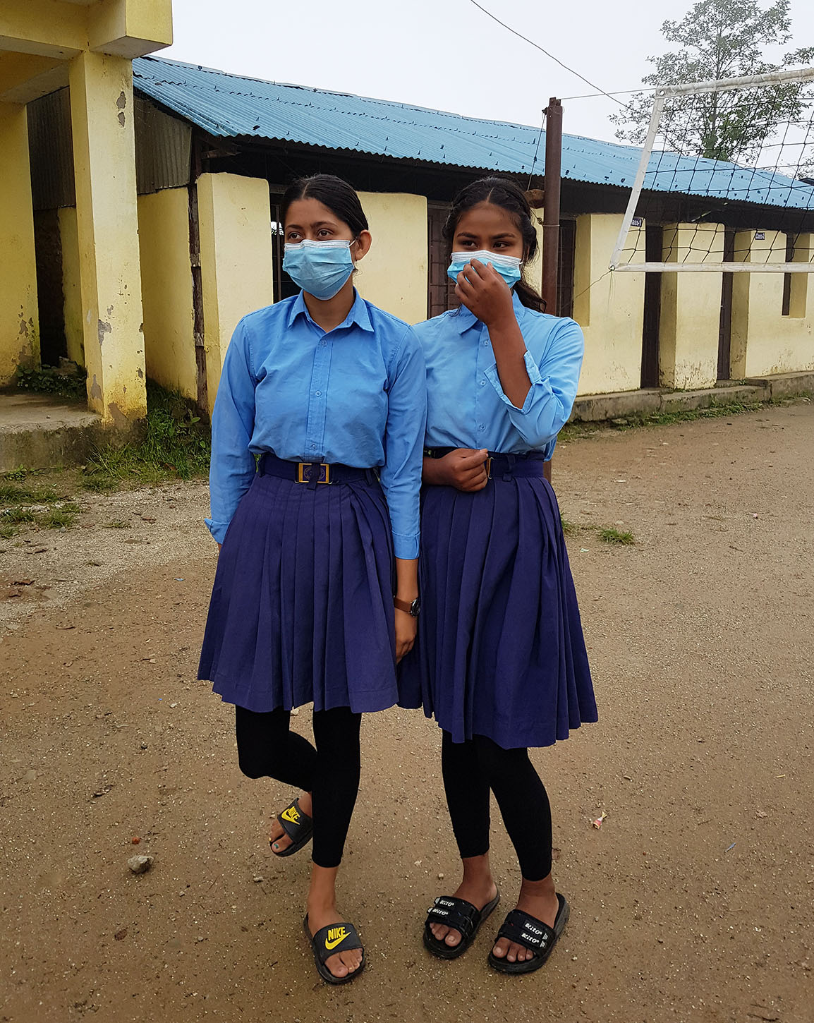 kaksi nepalilaista koulutyttöä