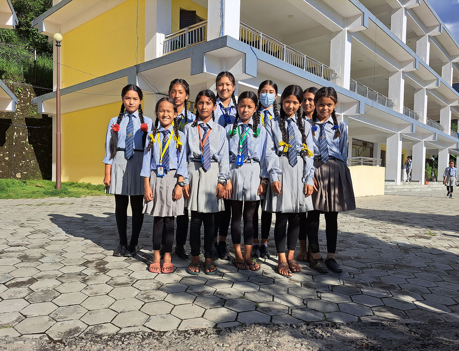 Ryhmä nepalilaisia tyttöjä koulupuvuissaan