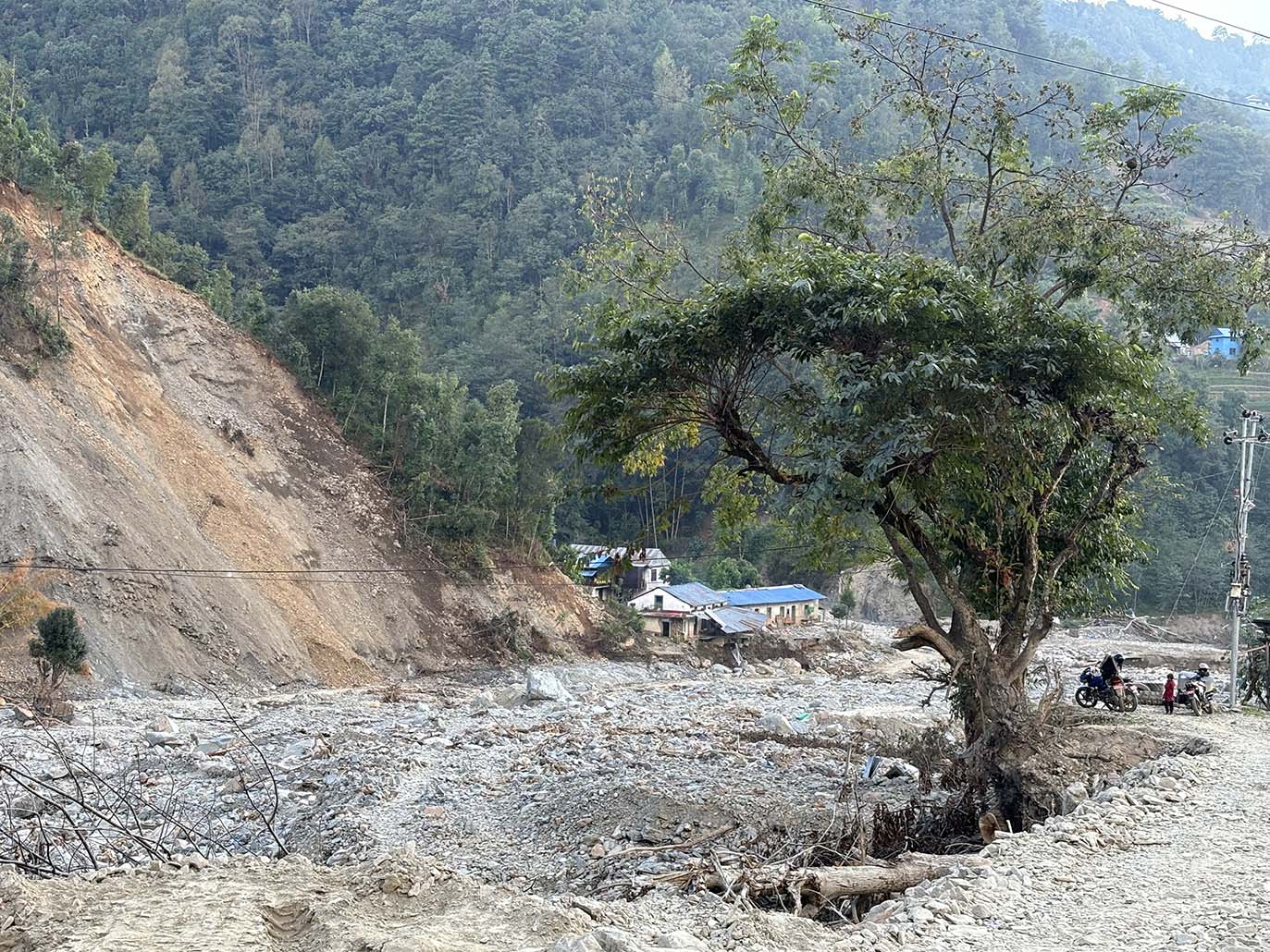 Värikuva Nepalin maaseudulta maavyöryn jälkeen