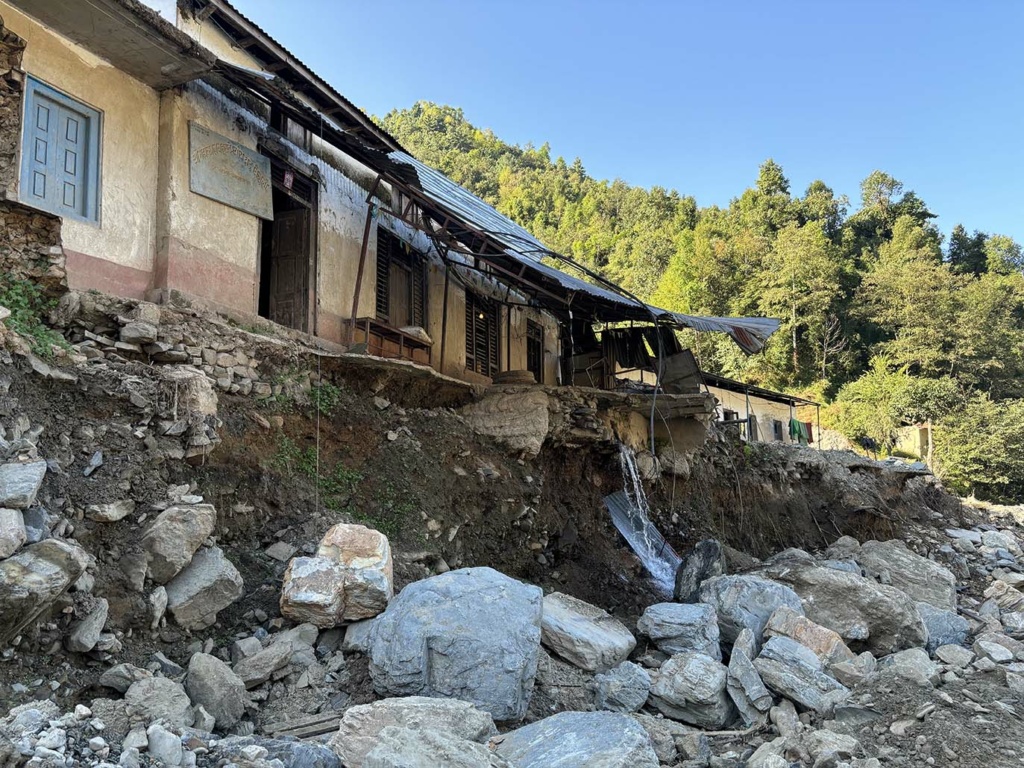 Maa on sortunut rakennuksen vierestä Nepalissa