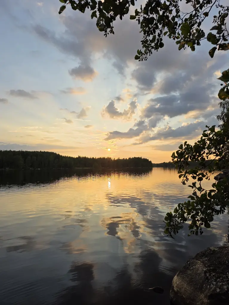 Auringonlasku järvimaisemassa