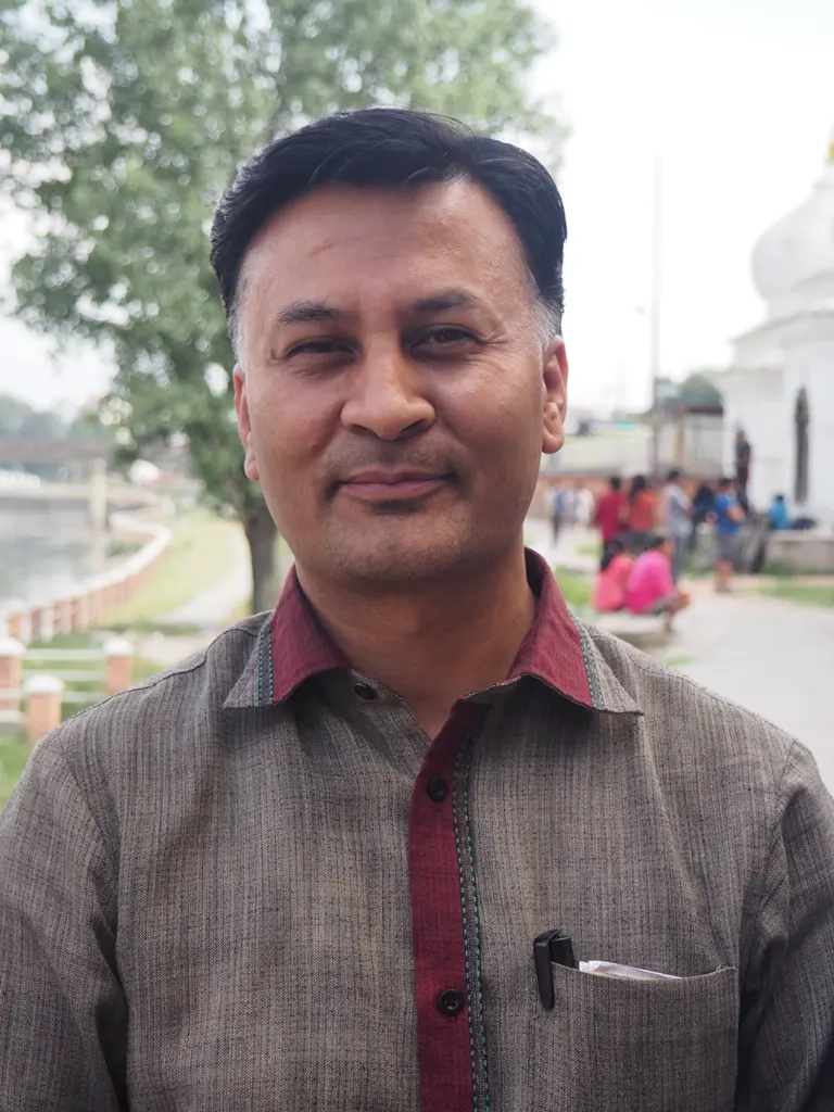 nepalilainen hymyilevä mies