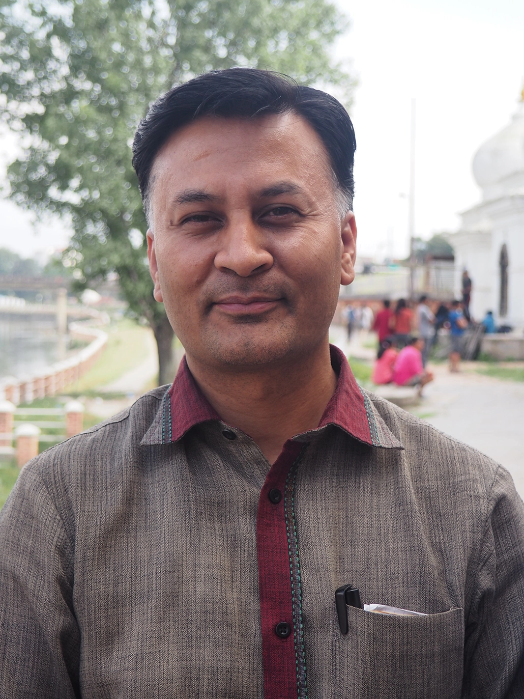 nepalilainen hymyilevä mies
