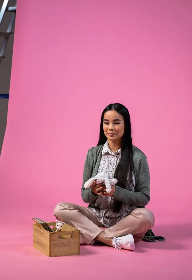 aasialainen nainen nalle kädessään